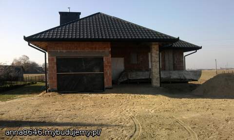 dom zamknięty w surowym stanie