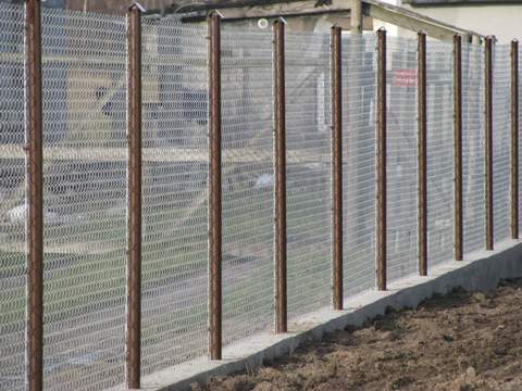 Daszki założone :) to na razie tyle na temat  ogrodzenia