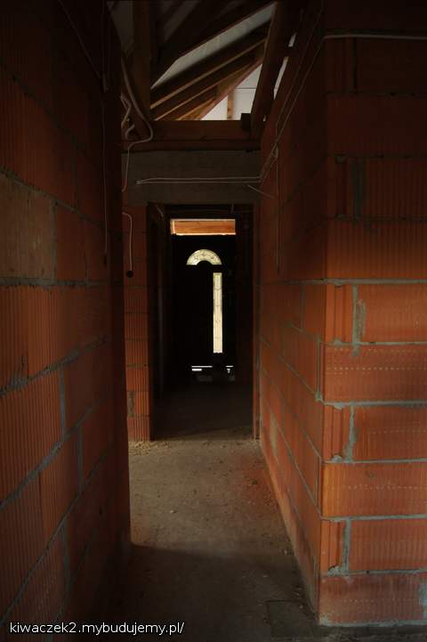 Wąski i ciemny korytarz