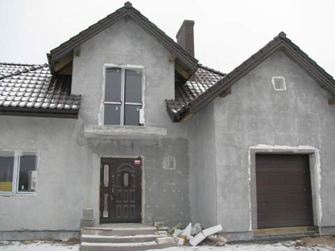 Po długich poszukiwaniach, udało się znaleźć drzwi i okna w tym samym ciemnym odcieniu brązu