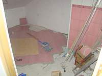 Układanie płytek ceramicznych na podłodze.