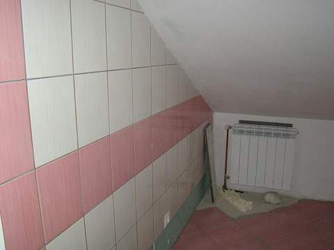Kolejna ściana ułożona :)
W tle zamontowany grzejnik.