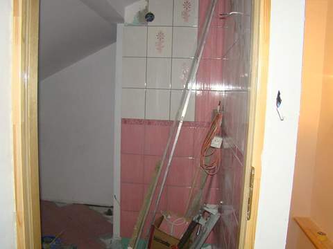 Widok łazienki z otworu drzwiowego :)