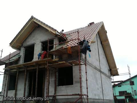 Widok z  tyłu domu już z dachówką.