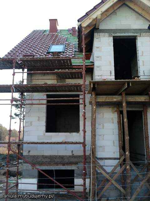 Okno dachowe w łazience na parterze.