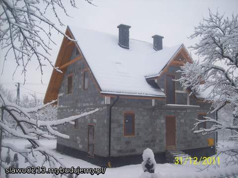 No i mamy zimę. Śnieg pięknie przykrył nasz domek :)!