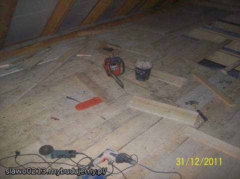Deskowanie podłogi na strychu. Jest zima ale to nic, warto wykorzysta ten czas na deskowanie. Na deski będą jeszcze przykręcone płyty OSB.