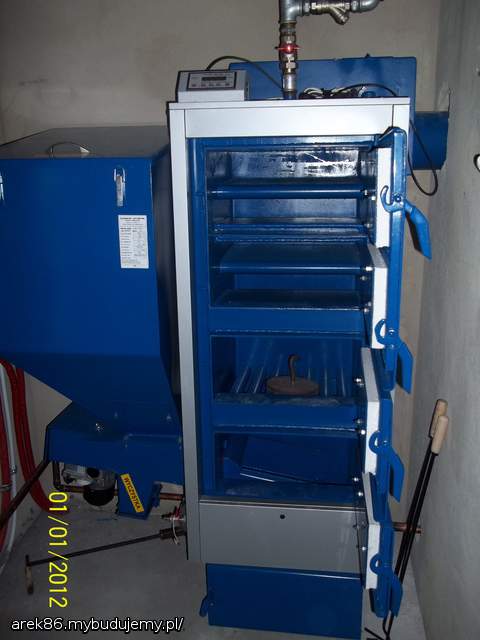 Kociol z podajnikiem tlokowym i rusztem wodnym