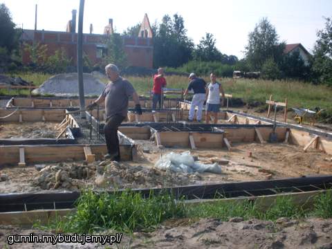 lejemy fundament rodzina (pomocnicy i kierownicy w komplecie :-) )  DZIĘKUJEMY