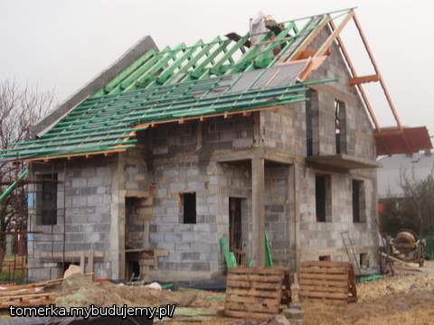 Tył i bok domku z zaczętym daszkiem