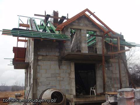 Front domku z zaczętym daszkiem