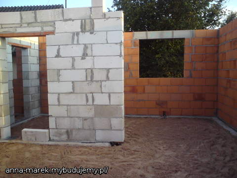 widok z salonu na kucnie i wejście od lewej