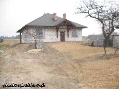 Przód. Daszek nad drzwiami zmieniony.