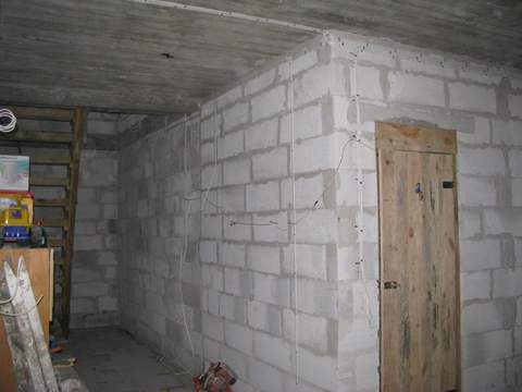 hol na dole oraz kabelki - kiedyś będą kinkiety