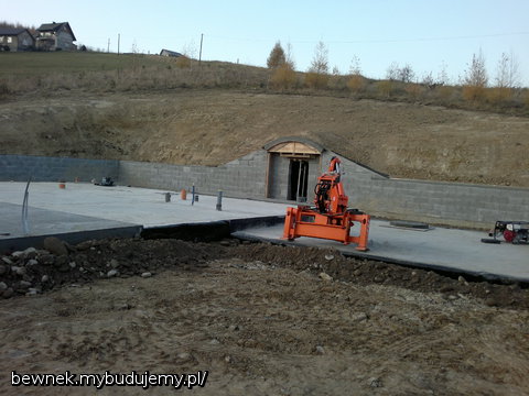 Koniec prac ziemnych,z uwagi na teren były koszmarnie drogie...