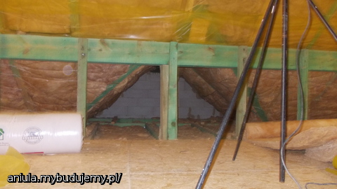 Bardzo duże pomieszczenie w szczycie dachu nad pokojami na poddaszu.