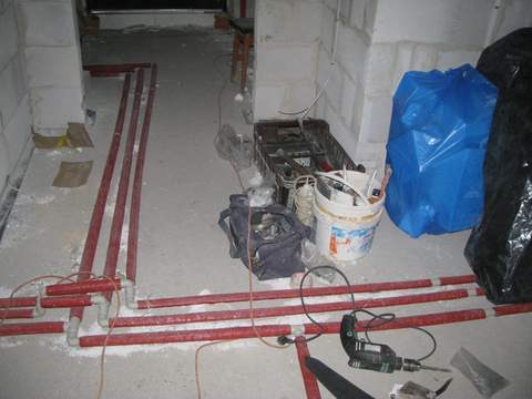 podłoga w holu - kiedyś będzie obłożona kafelkami na razie rurami ;)