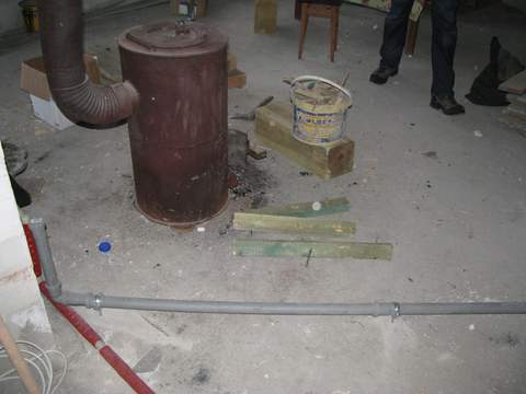 ...do salonu a właściwie do tymczasowego kominka zwanego pieszczotliwie 