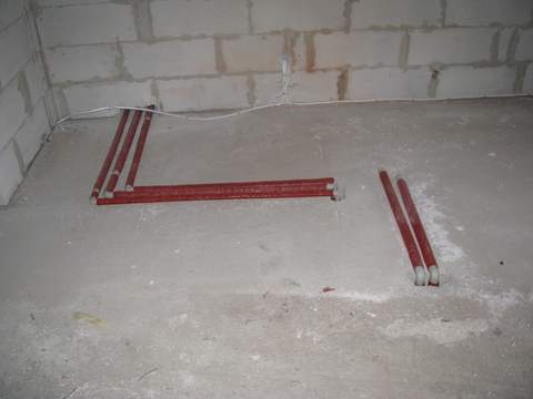 tu rurki na górze w pokoju obok łazienki