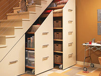 Rewelacyjny sposób na zagospodarowanie miejsca pod schodami.