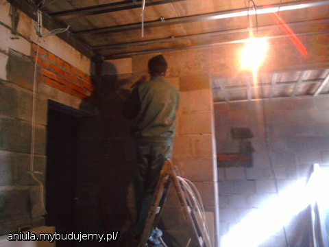 Tatuś kończy instalację elektryczną w piwnicy.