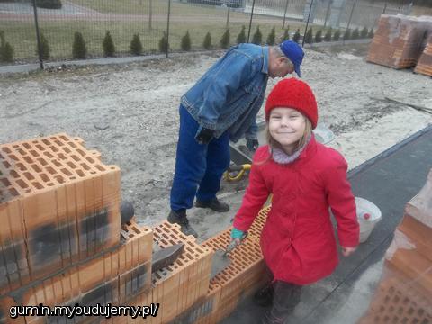 Córeczka i dziadek zaczynają budowę pełną parą ;-)