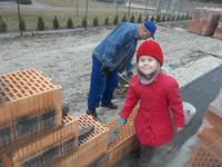 Córeczka i dziadek zaczynają budowę pełną parą ;-)