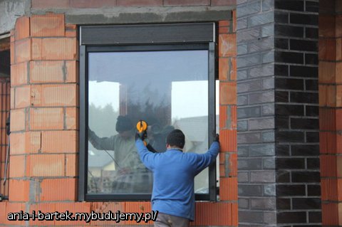 Na zewnątrz kolorze dachówki.. 9011