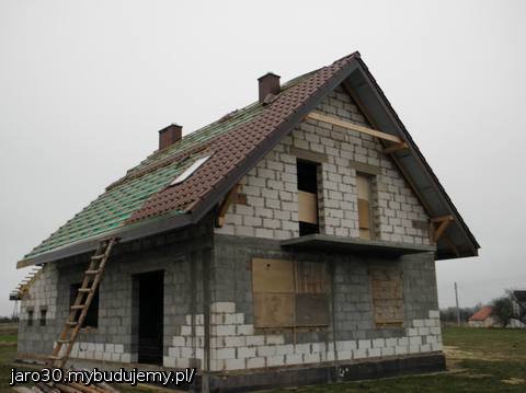 Idzie powoli ale kominy są i zaczyna się robić druga strona dachu.