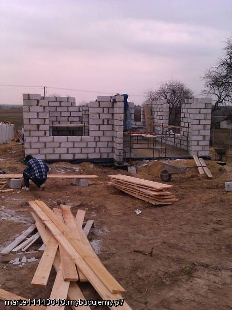 tył z ogromniastym oknem tarasowym