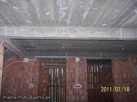 widok z salonu na jadalnię - z prawej wejście do kuchni