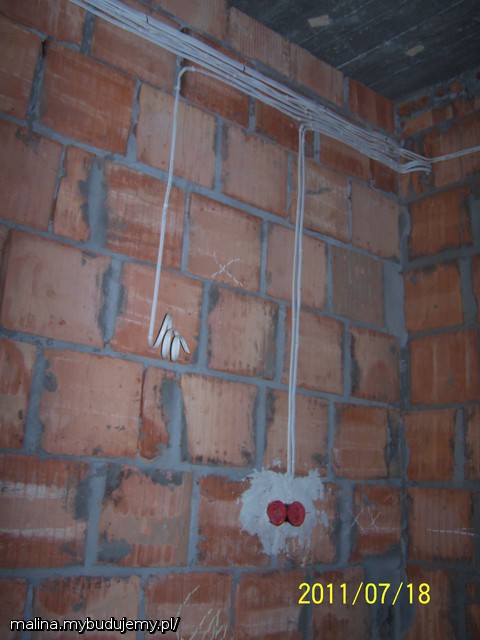 łazienka na dole - ściana gdzie będzie umywalka i lustro