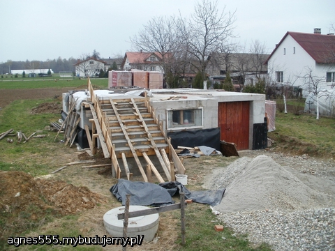 Schody wylane. Dosyć spora modyfikacja w porównaniu do projektu wymuszona dość wysokim wyjściem piwnicy z ziemi.  ale to nie koniec modyfikacji. http://www.youtube.com/watch?v=vlJ1x8GRnkw napewno powiększę okna i przeniosę drzwi tarasowe ze środka w stronę salonu. na filmiku zrobiona tak na szybko  w sketchupie animacja 3d parteru.