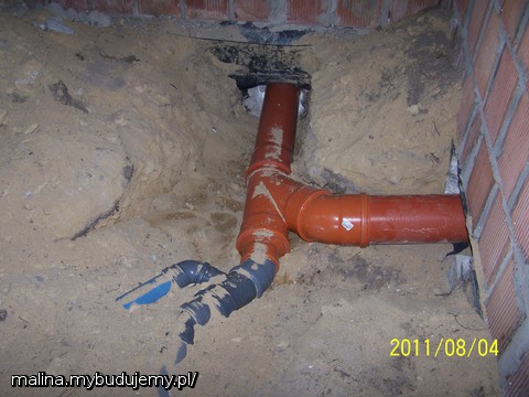 rury kanalizacyjne wychodzące z garażu na zewnątrz