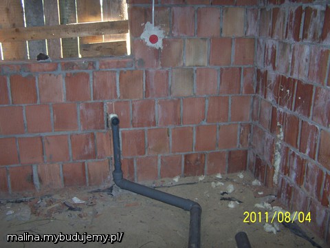 w kuchni - rura do zlewu po przeróbkach przeniesiona ze ściany z prawej pod okno