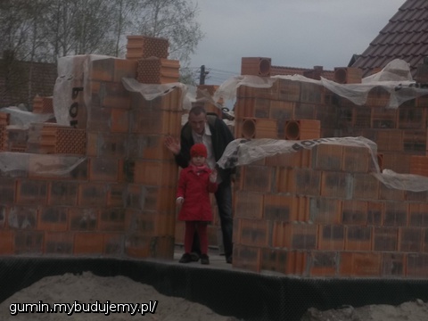 mury nas przerastają