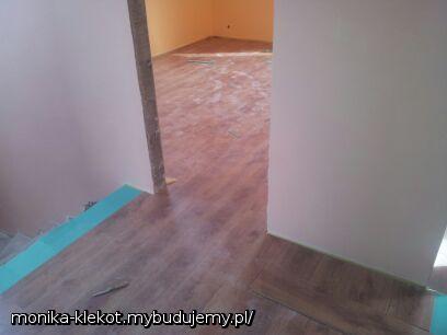 w trakcie układania paneli, piętro