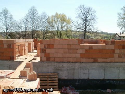 jedna dostawa pustaków a patrzcie jaka różnica. te bardziej czerwone lepiej się tną. ale proste to one też nie są. polecieli z jakością.