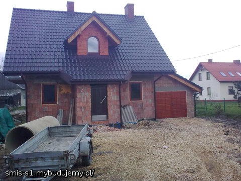 Okna drewniane.Brama też,drzwi wejściowe tymczasowe