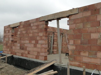 ŚCIANA POŁUDNIOWA  (wydaje mi się najlepszym pomysłem właśnie taka orientacja ścian, będzie to związane z dużym nasłonecznieniem  tej strony i co za tym idzie więcej światła i ciepła w salonie,  co więcej będzie można optymalnie wykorzystać prostą połać dachu do zamontowanie systemu solarnego.)