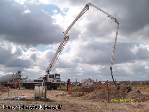 Po męczącym zbrojeniu fundamentów w końcu je zalewamy :-)