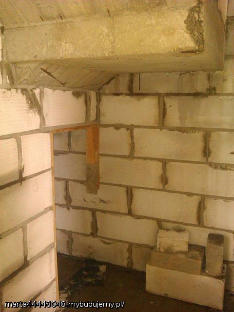 schowek pod schodami w łazience