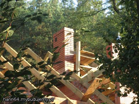 Większy kawałek więźby. Od zewnątrz. I do tego z kominem.