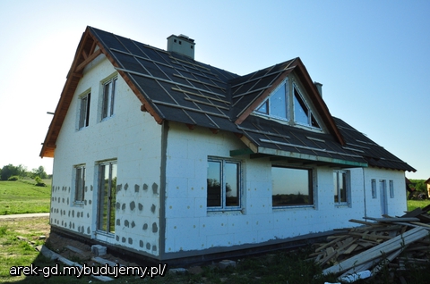 Widok od strony ogrodu, pośrodku duża witryna z widokiem na ogród...