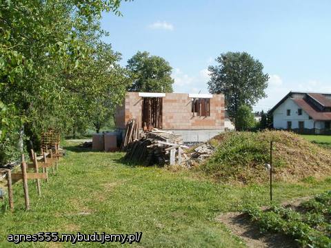 a tak to wygląda od strony tarasu. szałujemy juz deke. został nam jeszcze balkon i schody. potem zbrojeniei lejemy beton.
