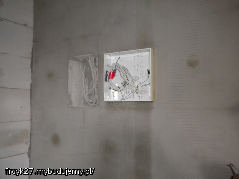 Obudowa elektryczna i alarmowa w garażu