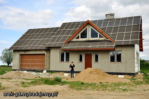 Pierwsza warstwa kleju z siatką już prawie wszędzie położona...