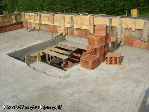 strop ,ściana kolankowa i zalany wieniec