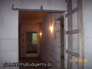 widok z drzwi na pokoje w oddali