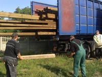 Więźba przyjechała na działkę.